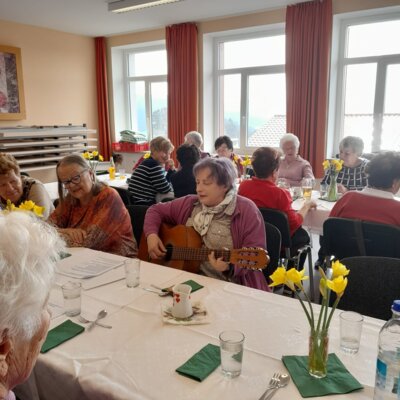 Foto zur Meldung: Lustiges Seniorentreffen. Leckereien und Unterhaltung im Alten Schulhaus in Moosbach