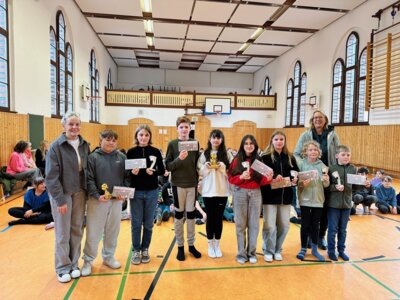 Grit Turban-Schulz, Mitarbeiterin der Genesis GmbH (r), überreichte Pokale und Gutscheine an die Gewinner-Klassen des diesjährigen Bowling-Cups der Prignitzer Schulen I Foto: Martin Ferch (Bild vergrößern)