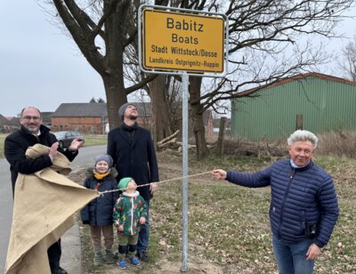 Hoch- und Plattdeutsch: Zweisprachige Eingangstafeln für die Ortsteile