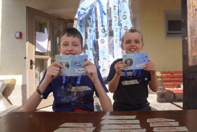 Das Arbeitsamt teilte bei der Kinderstadt 2024 in Waldkappel am Morgen die Personalausweise aus. Hier durften sich die Kinder ihren Beruf für den Tag wählen. (Bild vergrößern)