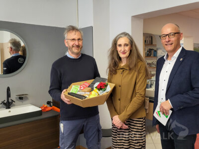 25 Jahre selbstständig: Rüdiger und Kerstin Kurtz bekamen Besuch von Bürgermeister Dr. Ronald Thiel. Foto: Stadt Pritzwalk (Bild vergr&ouml;&szlig;ern)