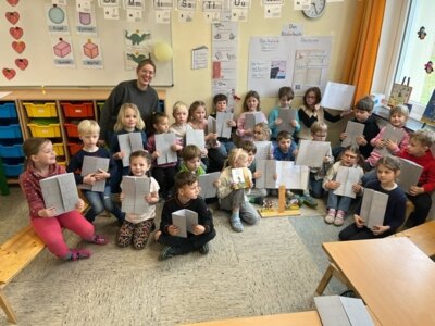 Die Kinder der Klasse 1 schauen hinter Tillies Mauer (Bild vergrößern)