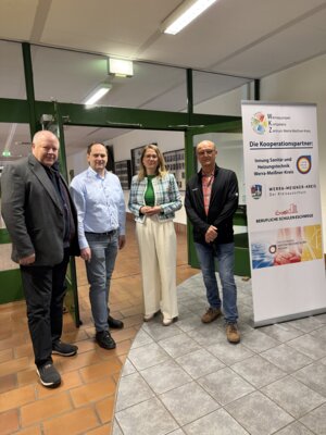 Bernd Schrader (Obermeister Innung Sanitär- und Heizungstechnik Werra-Meißner-Kreis), Holger Schülbe (Werra-Meißner-Kreis), Landrätin Nicole Rathgeber und Maik Krähe (Fachlehrer Berufliche Schulen Eschwege) bei der ersten Bürgerveranstaltung im Wärmepumpen-Kompetenz-Zentrum (Bild vergrößern)