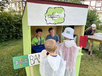 Ausgabe der Währung „Knochen“ der Kinderstadt 2024 in Waldkappel. (Bild vergrößern)