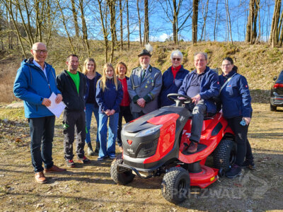 Freuen sich über den neuen Rasentraktor aus dem Bürgerhaushalt: die Mitglieder der Schützengilde Pritzwalk 1990 bei der Übergabe mit dem Bürgermeister. Foto: Stadt Pritzwalk (Bild vergr&ouml;&szlig;ern)