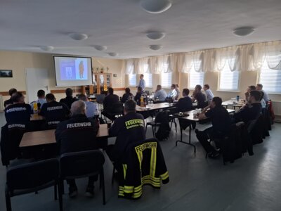 Führungskräftelehrgang der Freiwilligen Feuerwehr im Amt Nennhausen (Bild vergrößern)