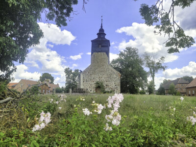 Rings um den Kemnitzer Kirchturm wird am 31. Mai gefeiert und getrödelt. Foto: Stadt Pritzwalk (Bild vergr&ouml;&szlig;ern)