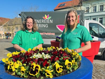 Melanie Sahm und Sabrina Haering bepflanzen die bunten Blumentöpfe auf dem Bismarckplatz I Foto: Martin Ferch (Bild vergr&ouml;&szlig;ern)