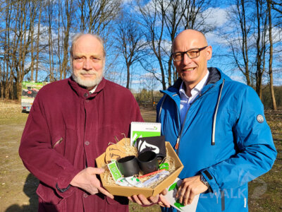 Glückwunsch zu 40 Jahre Bahlke Mechanik: Henry Bahlke nahm von Bürgermeister Dr. Ronald Thiel Glückwünsche zum Firmenjubiläum entgegen. Foto: Stadt Pritzwalk (Bild vergr&ouml;&szlig;ern)