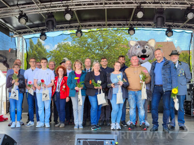 Die Schützenköniginnen und -könige präsentierten sich bei den Festtagen im vergangenen Jahr bei der Siegerehrung auf der Bühne. Foto: Stadt Pritzwalk (Bild vergr&ouml;&szlig;ern)