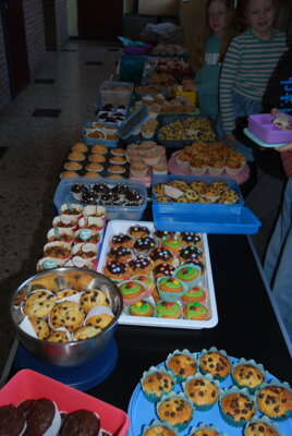 Flohmarkt und Muffinverkauf (Bild vergrößern)
