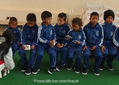 Schuluniformen für Mudekhola & in Birtatar