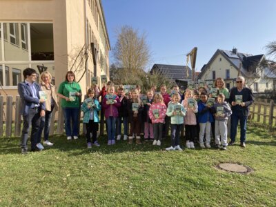 Die Klasse 2a mit Hausaufgabenheften