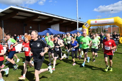 Start der Läufer:innen über die 5 und 10,2 km langen Strecken.