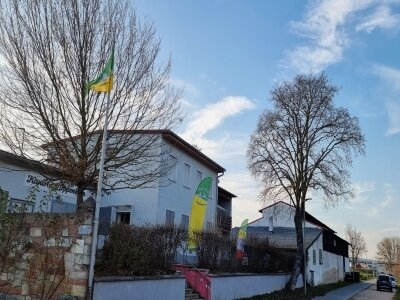 Vereinsheim in voller Beflaggung anlässlich der Mitgliederversammlung 2025 (Bild vergr&ouml;&szlig;ern)