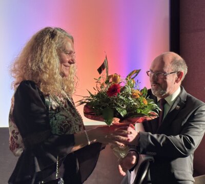 Bürgermeister Dr. Philipp Wacker gratuliert Viola Terzijska zum Jubiläum.