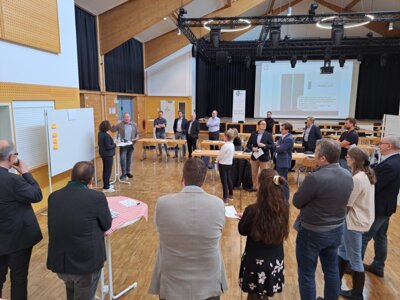 Vereinsvorsitzender Leonhard Spitzauer erläutert seinen Standpunkt während des Workshops (Bild vergrößern)
