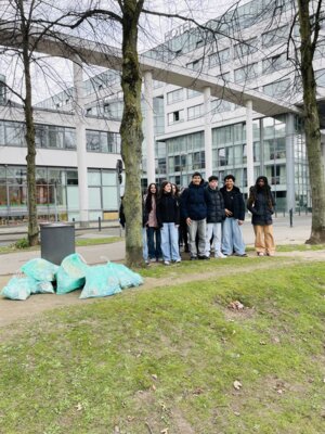 Lessing-Gymnasium engagiert sich für eine saubere Umwelt – Klasse 8b beim Düsseldorfer Dreck-weg-Tag (Bild vergrößern)