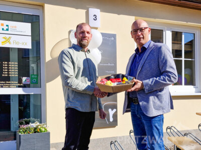 Bürgermeister Dr. Ronald Thiel gratulierte Maik Richter zum Firmenjubiläum. Foto: Stadt Pritzwalk (Bild vergr&ouml;&szlig;ern)