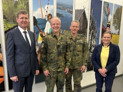 Foto zur Meldung: Landeskommando der Bundeswehr: Oberst Detlefsen und Nachfolger Oberst Scholtka besuchten das Landratsamt OSL