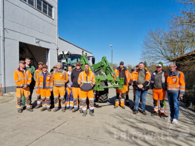 Bürgermeister Dr. Ronald Thiel übergab dem Bauhof-Team den neuen Fendt-Traktor. Foto: Stadt Pritzwalk (Bild vergr&ouml;&szlig;ern)