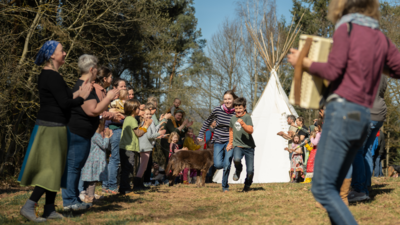 Unser Tipi steht! (Bild vergrößern)