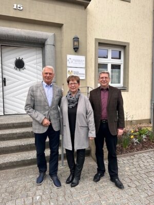 Wolfram Kopietz (I) und Dörte Zalud von der Deutschen Vermögensberatung zusammen mit Bürgermeister Dr. Oliver Hermann I Foto: Gabriele Hahn (Bild vergr&ouml;&szlig;ern)