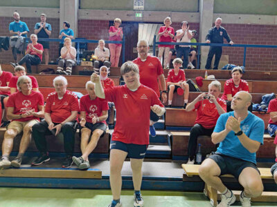 Angelehnt an die Special Olympics gestalten einige Teilnehmer mit Einschränkungen am ersten Turniertag die Eröffnungszeremonie mit Wunderkerzen – hier ein Bild vom Unified Sportfest 2024. (Bild vergrößern)