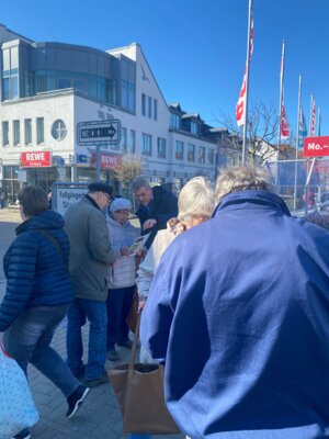Bürgermeister verteilt neue Zeitungsausgabe auf dem Wochenmarkt – Persönlicher Austausch mit Bürgerinnen und Bürgern