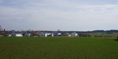 Im Süden des Baugebietes Eisengrübl in Wachenzell werden neun neue Baugrundstücke erschlossen. Dadurch wird für die Straßen im bestehenden Baugebiet auch ein Ringschluss entstehen. (Bild vergrößern)