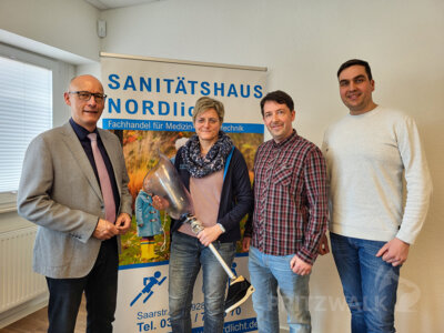 Bürgermeister Dr. Ronald Thiel wünscht dem Team im Sanitätshaus Nordlicht mit den beiden Geschäftsführern Matthias Volkmann (2.v.r.) und Ferdinand Buchholz (r.) sowie Orthopädiemeisterin Janina Pahl-Räth alles Gute für die Zukunft.  Foto: Stadt Pritzwalk (Bild vergr&ouml;&szlig;ern)
