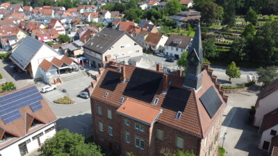 PV-Anlagen finden Sie auch auf den kommunalen Gebäuden (Bild vergrößern)
