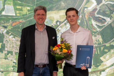 v. l.: Personalleiter und stellv. Bürgermeister Jens Schletter, Max Leon Zsolna (Bild vergrößern)