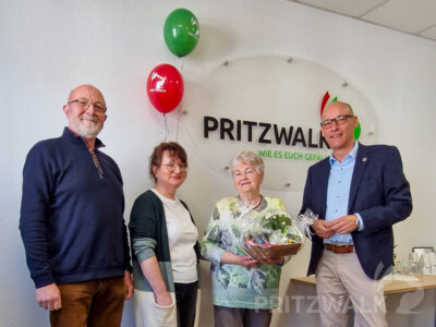 Bürgermeister Dr. Ronald Thiel und der Vorsitzende des Seniorenbeirates, Dietmar Thurmann, sowie Heike Fuchs vom Citybüro verabschiedeten Anke Wittstock als Mitglied des Beirates. Foto: Stadt Pritzwalk (Bild vergr&ouml;&szlig;ern)