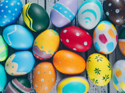 Ostereier sind das Thema bei den Osterferienangeboten im JFZ in Pritzwalk. Foto: Freepik (Bild vergr&ouml;&szlig;ern)