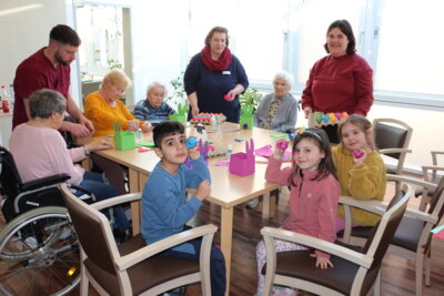 Gemeinsam basteln AWO-Bewohner und Kinder der AWO-Kita "Villa Kunterbunt" bunte Osternester (Bild vergrößern)