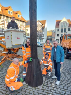 Gemeinsam richten die Bauhofmitarbeiter, ein Mitarbeiter der Firma Lehmann und Axel Fahnert von der ASH den Maibaum aus (Bild vergrößern)