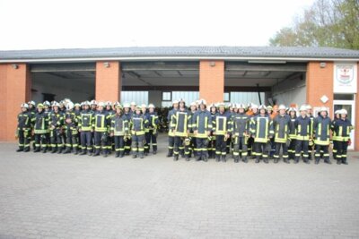 Foto zur Meldung: Neue Feuerwehrkameraden/innen für Schleswig und Haddeby