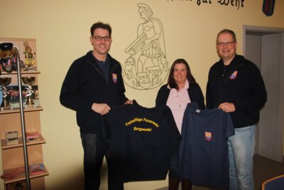 Foto zur Meldung: Neue Shirts für die Feuerwehr
