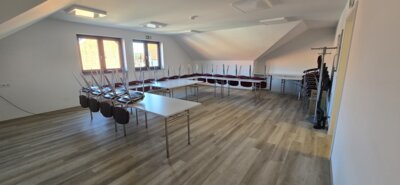 Tische und Stühle im OG (großer Vereinsraum)
