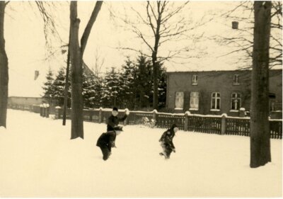 Sülstorf, Schneeballschlacht im Winter 1965. Hier vor dem Bauernhaus der Hufe IX, heutige Hauptstraße 58 Bild: Uli Bobzin