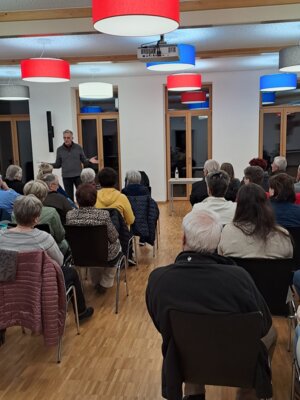 Pfarrer Werner Konrad freute sich über die hohe Besucherzahl beim Vortrag „Warum ich noch in der Kirche bin“.