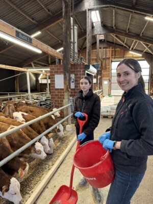 Merle (l.) ist Landwirtin für einen Tag auf dem Betrieb von Lara Stuhr (r.).