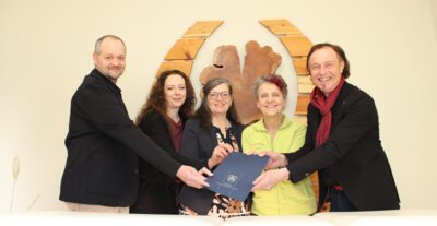Von links: Heilpraktiker Psychotherapie Sven Nähr, Heilpraktikerin Psychotherapie Indira Borcoș, Massagetherapeutin Anna-Maria König, Heilpraktikerin Pamina Gräfin Hagenburg und Bürgermeister Bernhard Uhl / Fotograf: Praxisgemeinschaft) (Bild vergrößern)