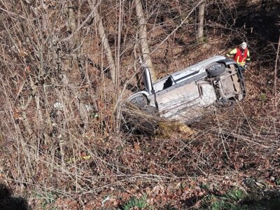 Meldung: Verkehrsunfall auf der B7: Fahrzeug auf Steilhang