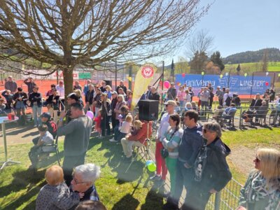 Eröffnungsfeier mit vielen Besucher und bestem Wetter (Bild vergrößern)