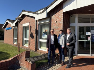 Detlef Kreye, Andrea Naber (beide im Vorstand des KLV) und Frank Ostertag (Vostand VR Bank OL-Land-DEL) vor dem Bankgebäude in Huntlosen (v.l.) (Foto:Steen)