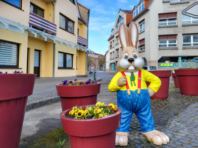 Fröhlich grüßend steht ein Osterhase am Pritzwalker Magazinplatz. Foto: Stadt Pritzwalk (Bild vergr&ouml;&szlig;ern)
