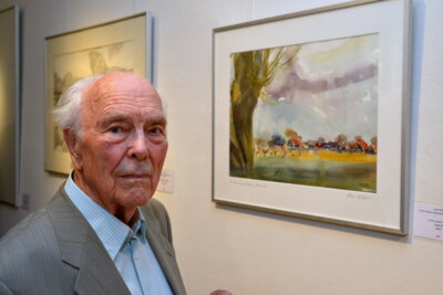 Foto: Thomas Ernst/rbb | Hans Seiler im Alter von 95 Jahren vor seinem Aquarell „In der Lenzer Wische“ aus der Kunstsammlung des rbb.