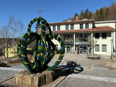 Osterbrunnen vor dem Fichtelberger Rathaus